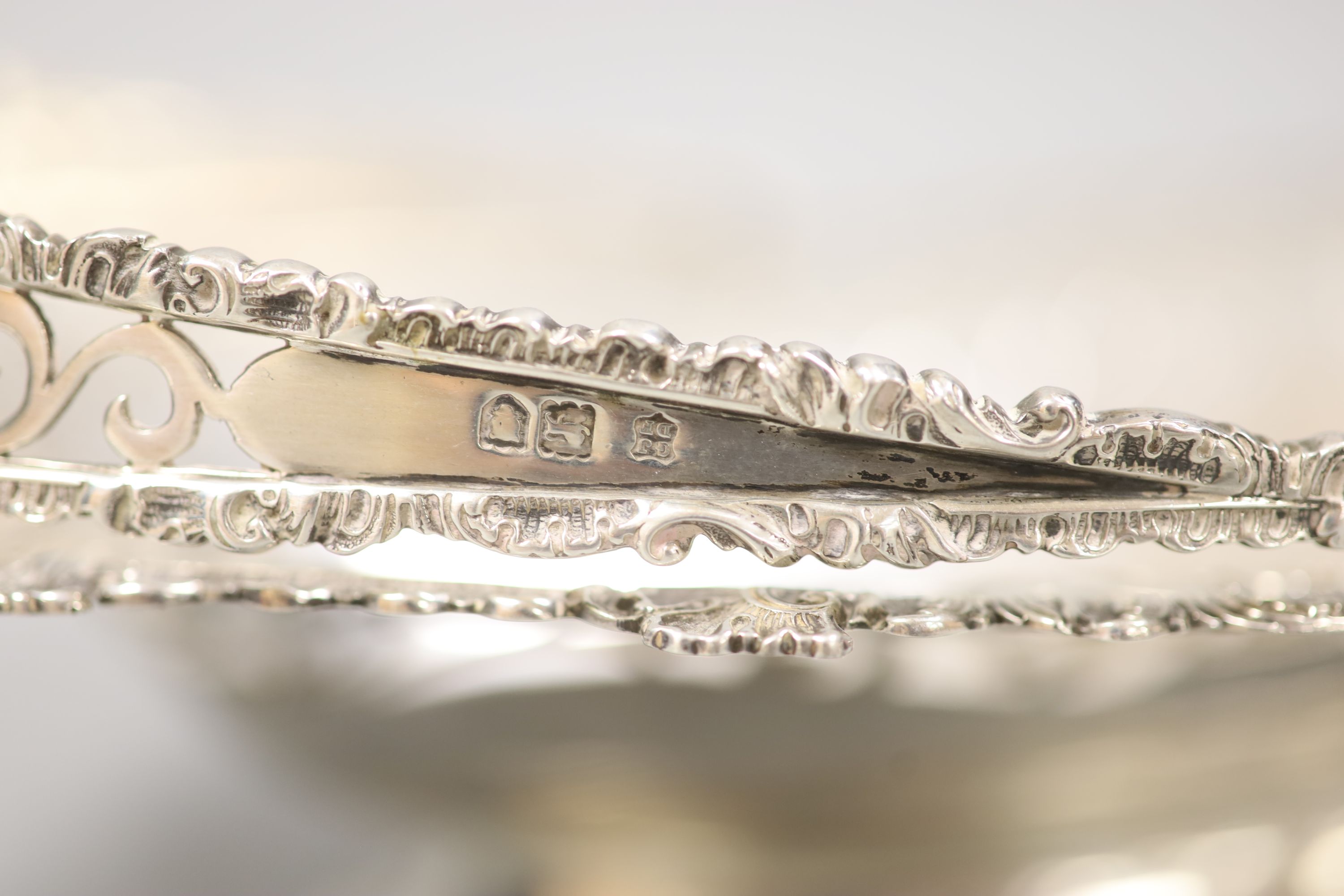 An Edwardian pierced silver oval cake basket, by Josiah Williams & Co, London, 1907, 35.2cm